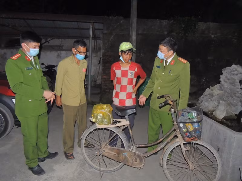 Công an xã giúp tìm người thân cho nam thanh niên thiểu năng trí tuệ lạc đường trong đêm -0
