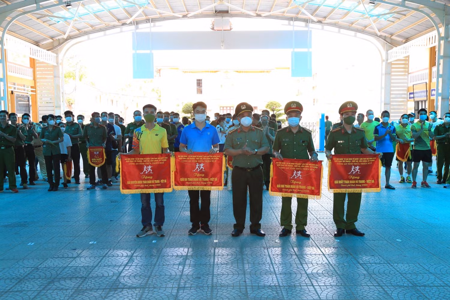 Hàng trăm CBCS Công an tỉnh Thừa Thiên-Huế tham gia giải chạy vũ trang - việt dã -0