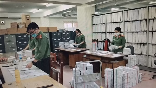 Bắt truy nã từ những trang hồ sơ