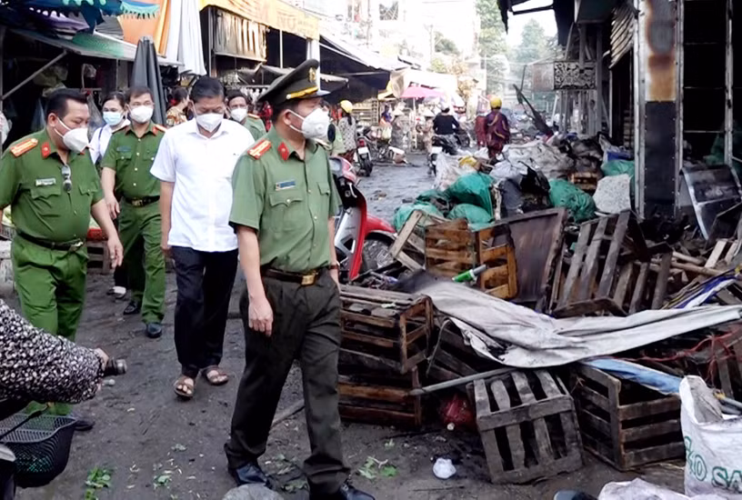 Giám đốc Công an tỉnh An Giang động viên, hỗ trợ tiểu thương bị thiệt hại do hỏa hoạn -0