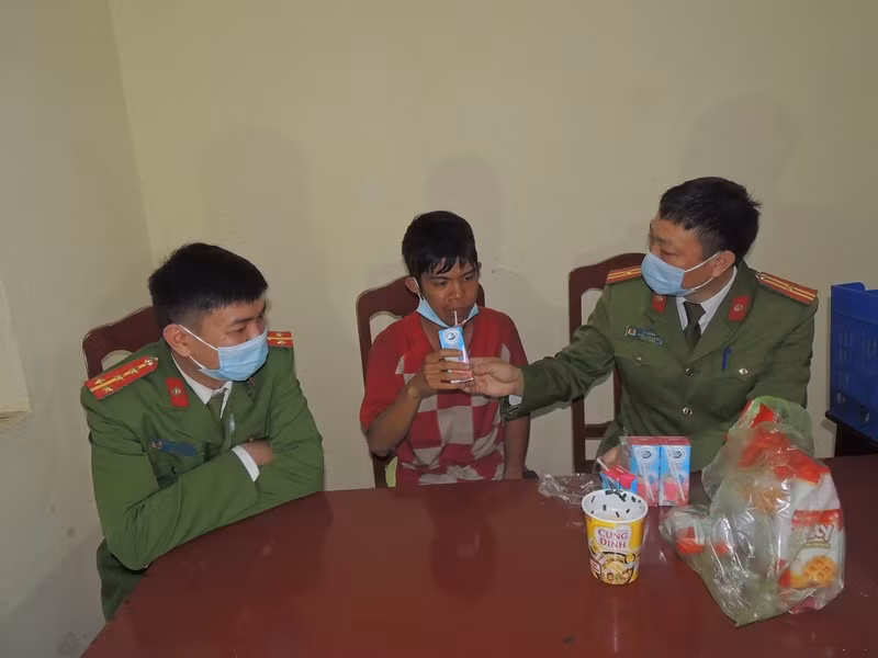 Công an xã giúp tìm người thân cho nam thanh niên thiểu năng trí tuệ lạc đường trong đêm -0