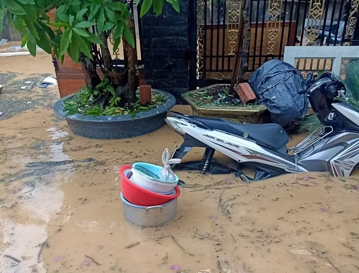Mưa đá trút xuống Đà Lạt, nhiều nơi ngập cục bộ -0