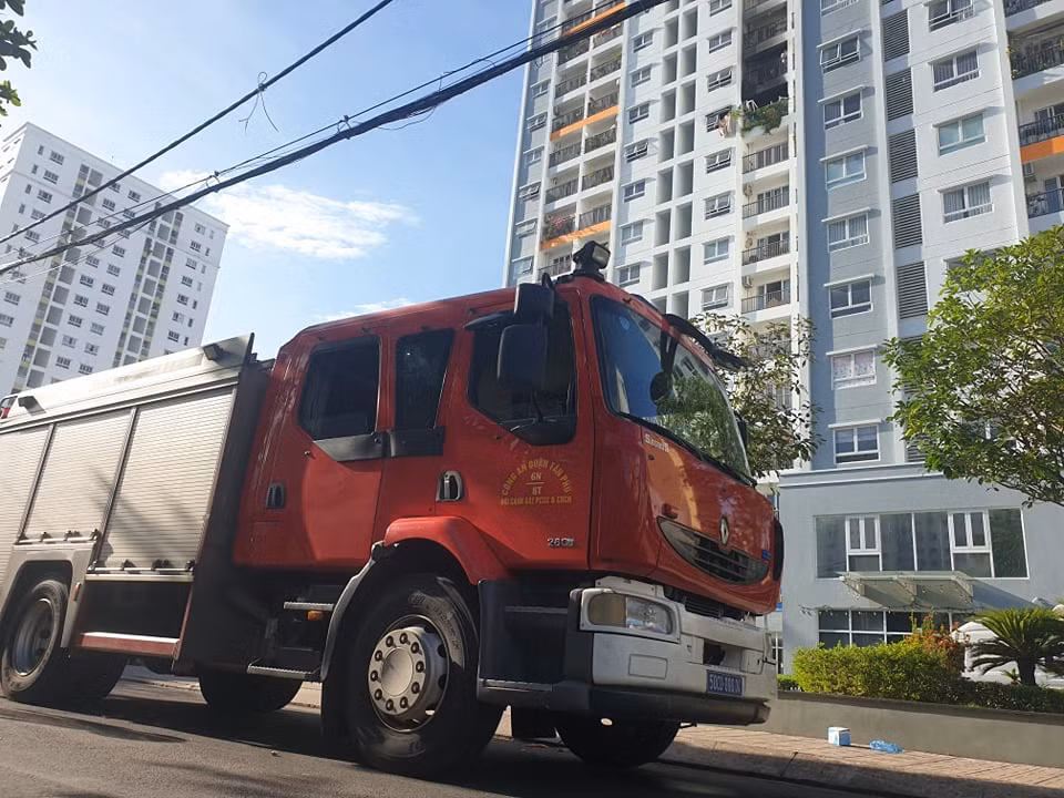 Cháy căn hộ trên tầng 10, 2 người phụ nữ tử vong -0