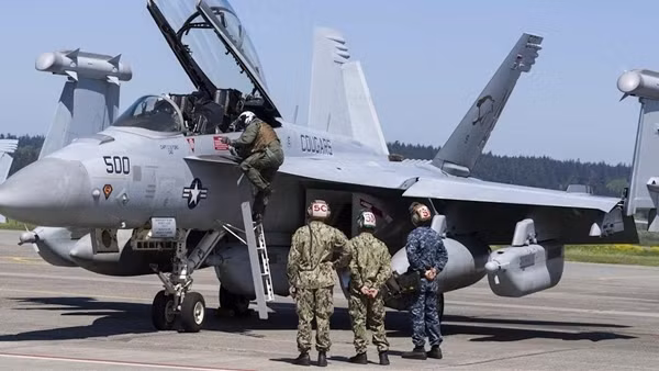 Máy bay chiến đấu NATO nép dưới bụng máy bay dân sự lẻn vào Nga ảnh 3