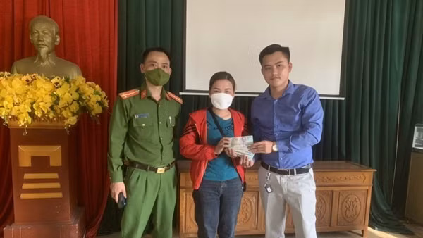Trao trả 240 triệu đồng chuyển nhầm vào tài khoản ngân hàng