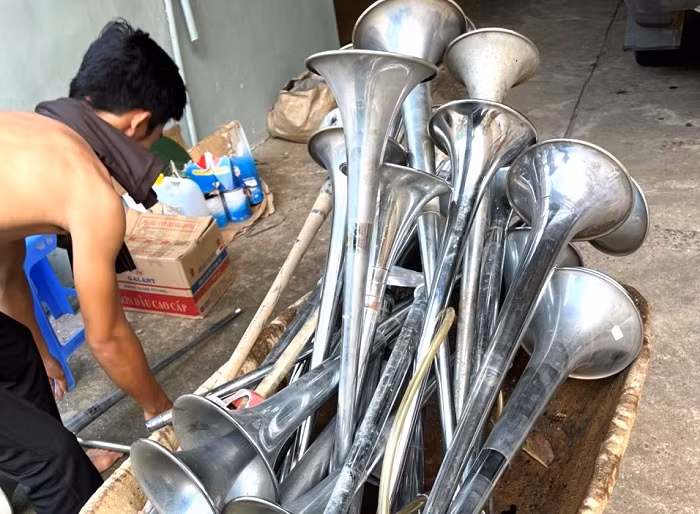 Cảnh sát giao thông thu giữ hàng trăm còi hơi trên QL20 -0