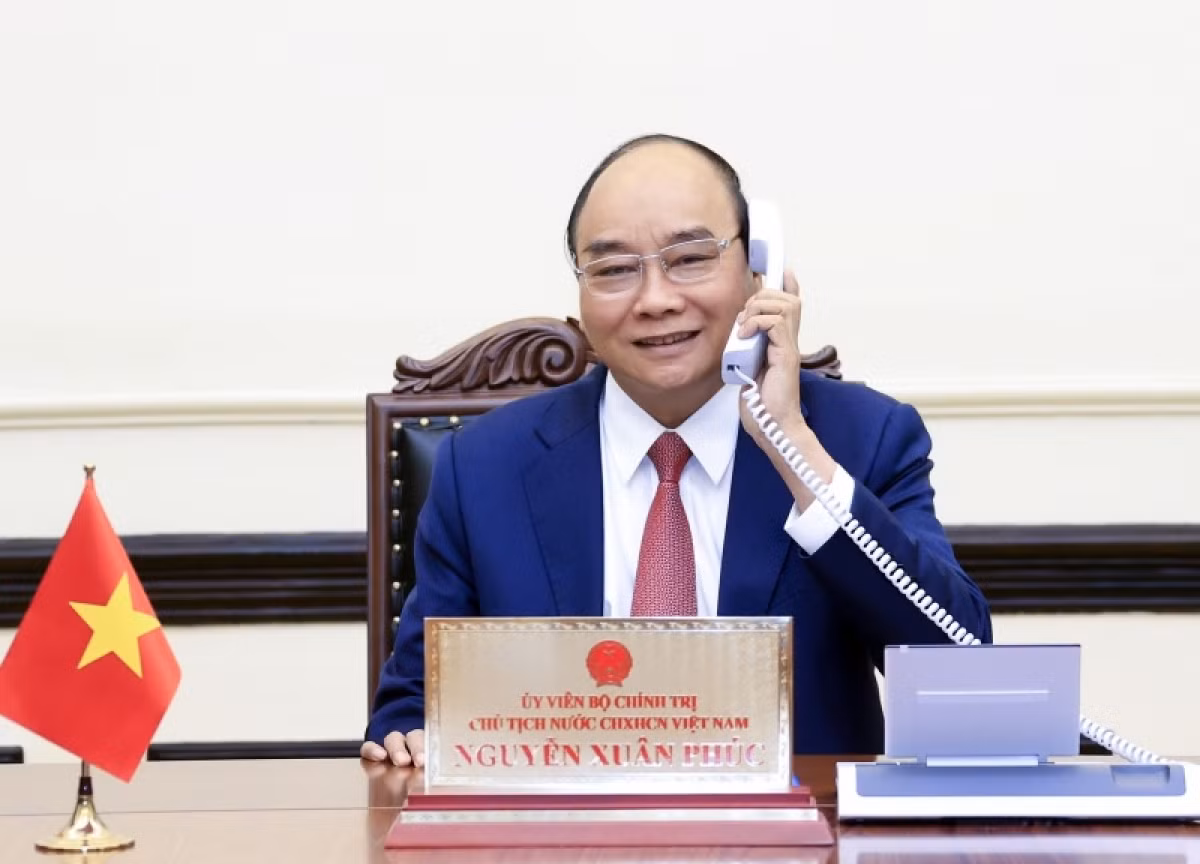 Chủ tịch nước Nguyễn Xuân Phúc điện đàm với Tổng thống đắc cử Hàn Quốc -0