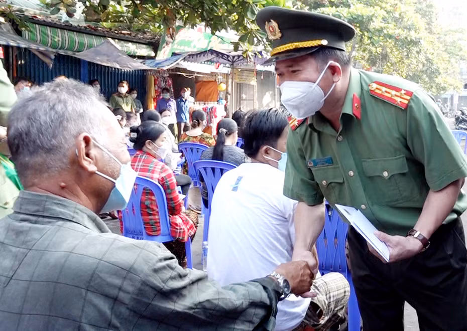 Giám đốc Công an tỉnh An Giang động viên, hỗ trợ tiểu thương bị thiệt hại do hỏa hoạn -0