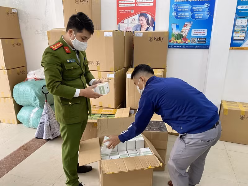 Vi phạm buôn bán thực phẩm, mỹ phẩm, 2 doanh nghiệp bị phạt gần 500 triệu đồng -0