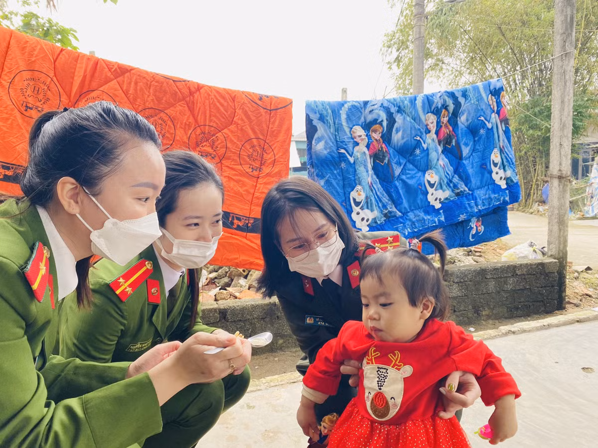 Nữ Trung úy xinh đẹp được vinh danh “Gương mặt trẻ Công an tiêu biểu” -0
