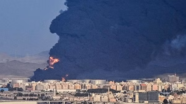 Kho dầu khổng lồ của Arab Saudi bị Houthi bắn phá, giá dầu lại tăng
