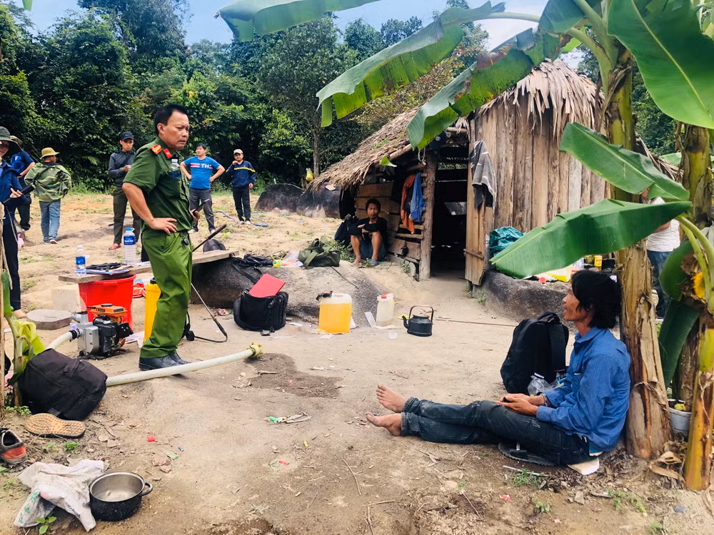  Bắt ba đối tượng trồng trái phép gần 1.900 cây cần sa -0