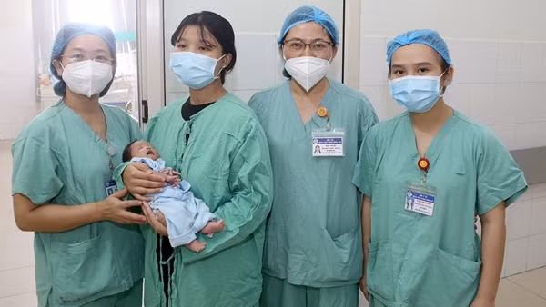 Cứu sống trẻ sơ sinh phình mạch não hiếm gặp