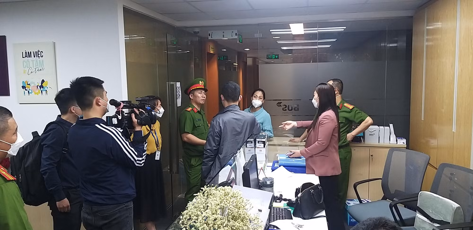 Những hình ảnh nóng khám xét tại trụ sở FLC -1