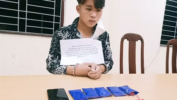 Giấu ma tuý dưới vành mũ để mang bán ảnh 5