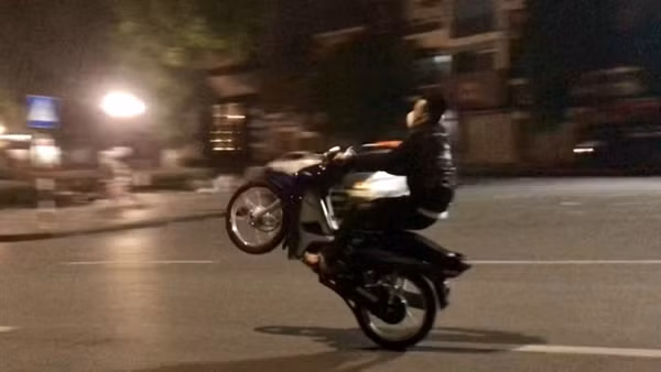 Bốc đầu biểu diễn quay tiktok bị “bốc” về phường ảnh 2