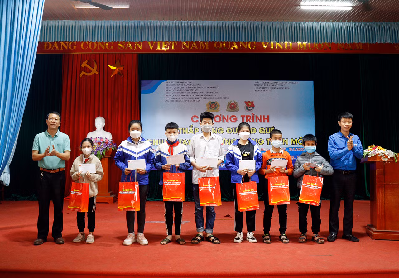 Nhiệt huyết thanh niên, góp sức trẻ thắp sáng đường quê -0