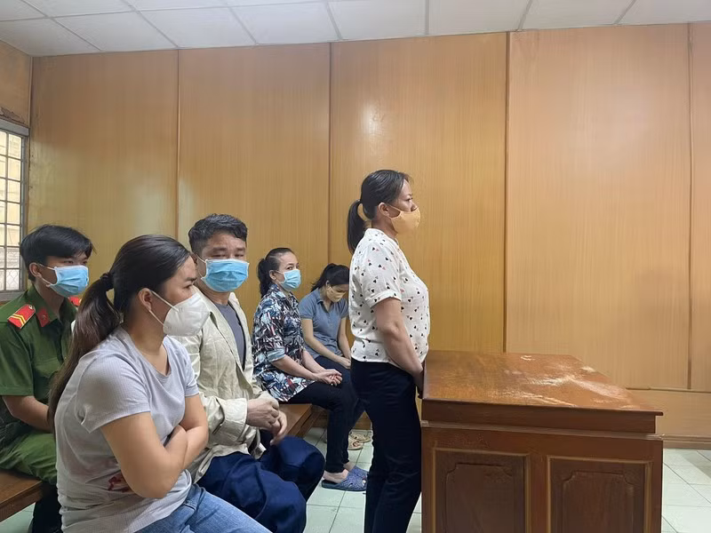  Giám đốc không biết chữ và đồng phạm sản xuất găng tay y tế giả lãnh 42 năm tù -0