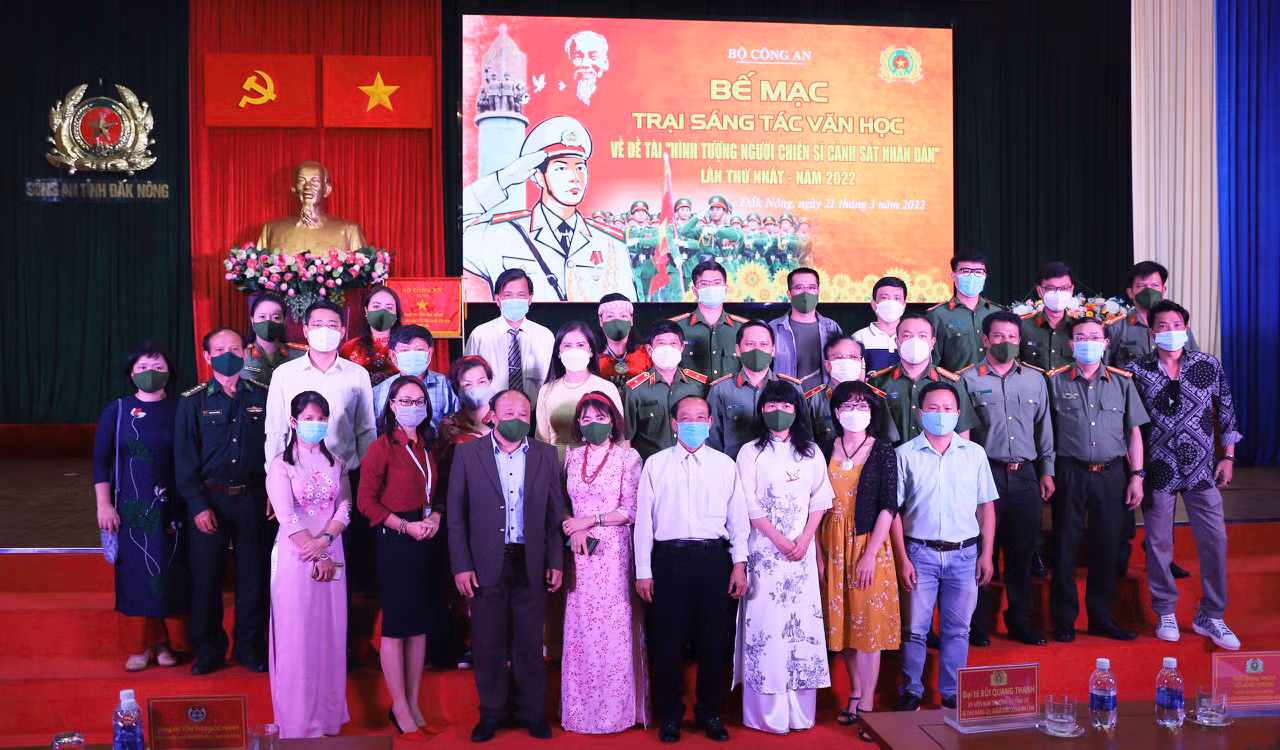 Bế mạc Trại sáng tác văn học về đề tài “Hình tượng người chiến sĩ Cảnh sát nhân dân” -0