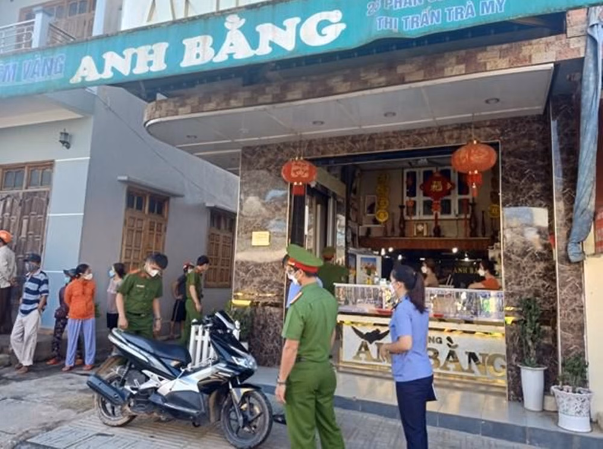 Tạm giữ đối tượng cướp giật tài sản tiệm vàng tại Quảng Nam -0