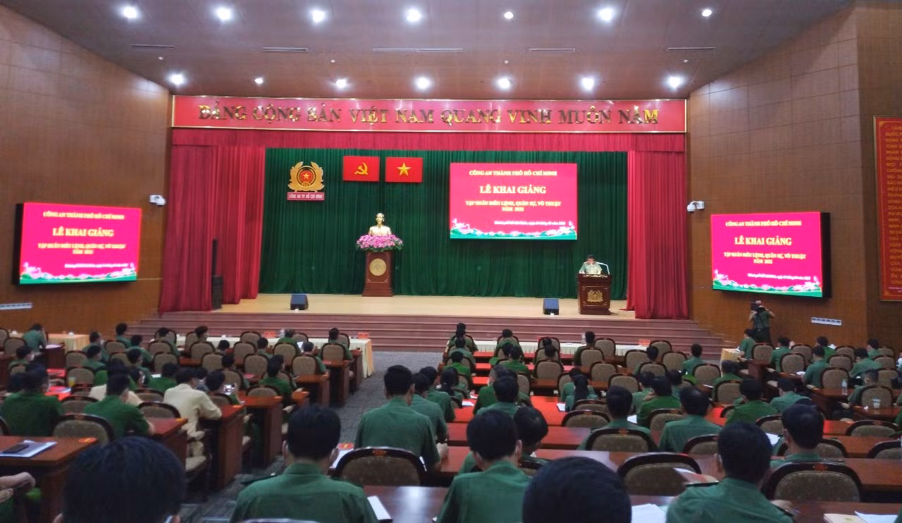 Công an TP Hồ Chí Minh tập huấn điều lệnh, quân sự, võ thuật -0