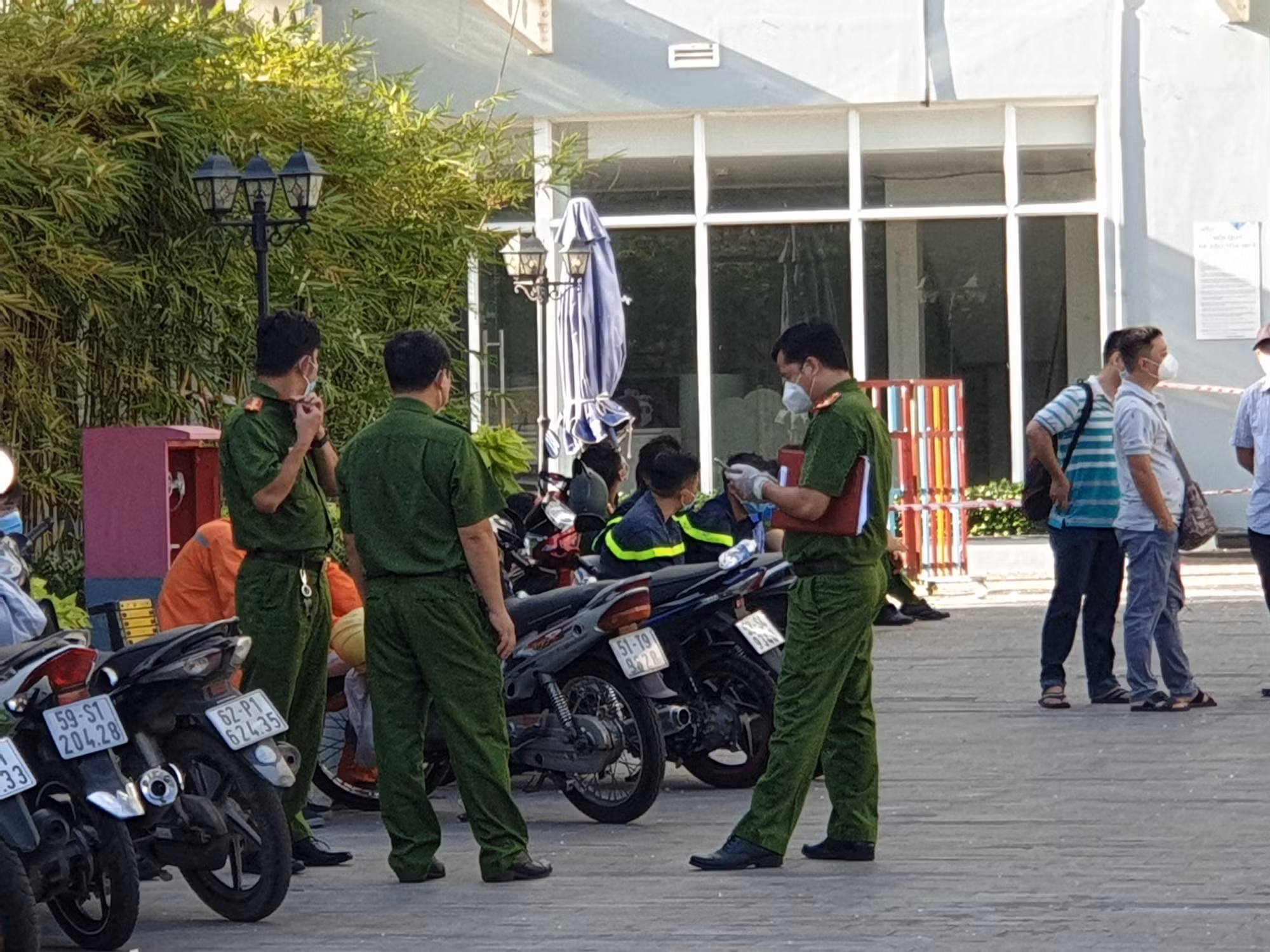 Vụ cháy căn hộ tầng 10, chung cư Carillon 5: Có dấu hiệu tự đổ xăng phóng hỏa -0