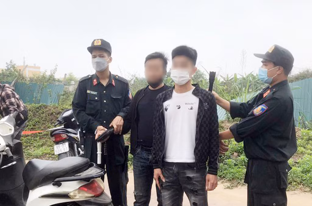 Tóm gọn hai đối tượng mang cần sa cất cốp xe máy -0