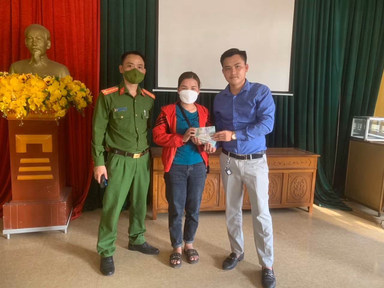 Trao trả 240 triệu đồng chuyển nhầm vào tài khoản ngân hàng -0