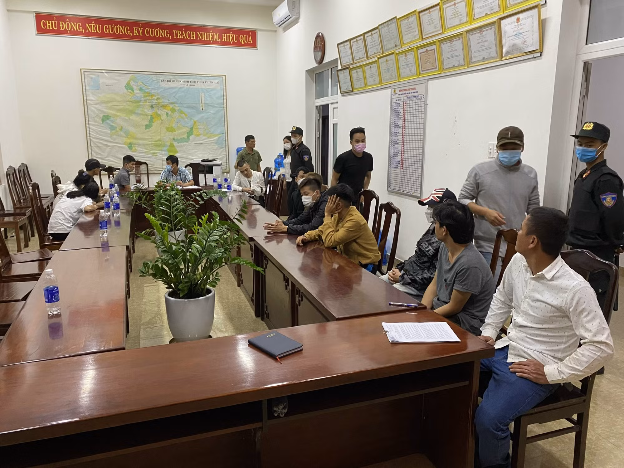 Nhiều nam, nữ vào quán pub beer “phê” ma túy, bay lắc -1