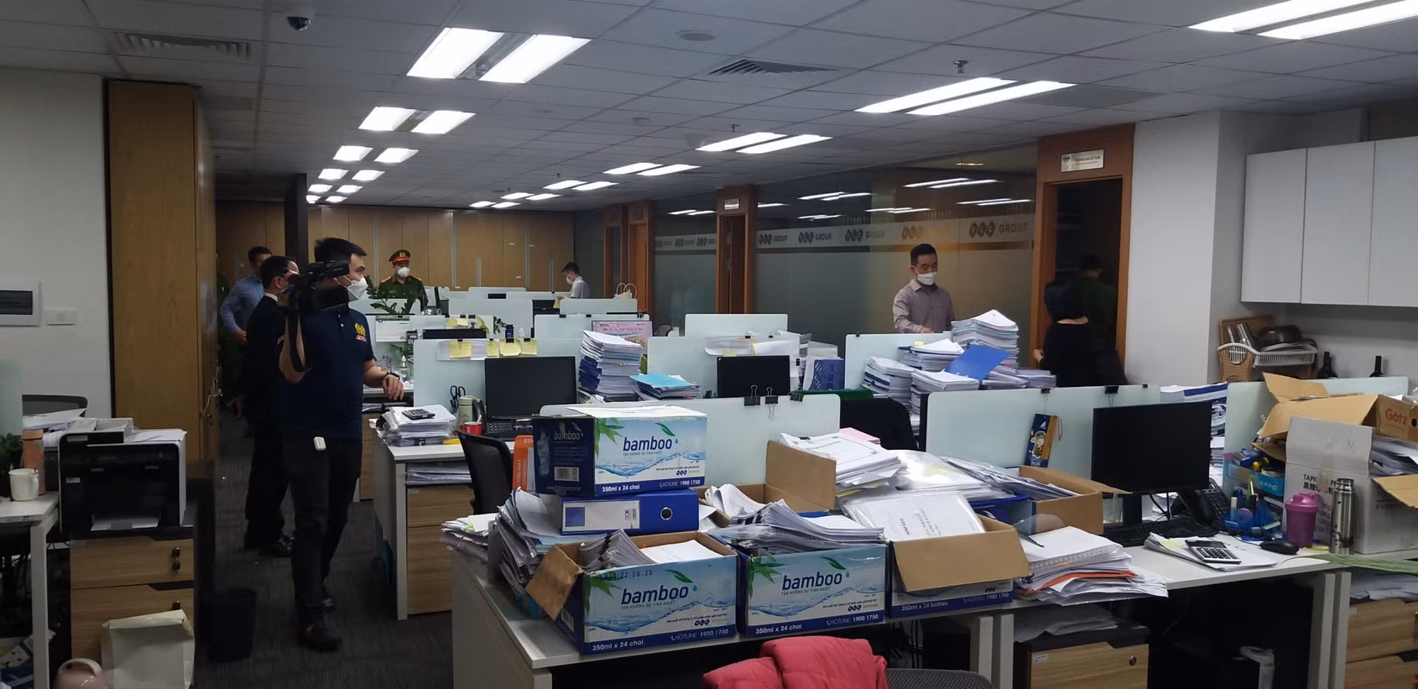 Những hình ảnh nóng khám xét tại trụ sở FLC -4