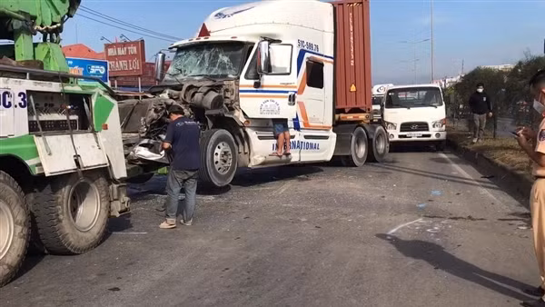 Xe khách vượt ẩu tông liên hoàn, 3 người thương vong ảnh 4