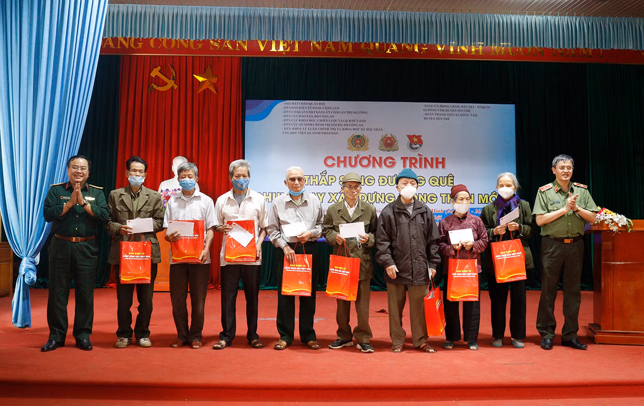 Nhiệt huyết thanh niên, góp sức trẻ thắp sáng đường quê -0
