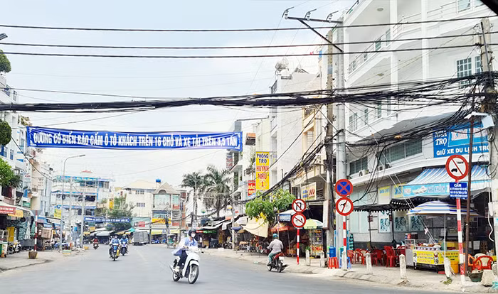 Biển cấm bất hợp lý, bãi đỗ xe chui “được nhờ” -0
