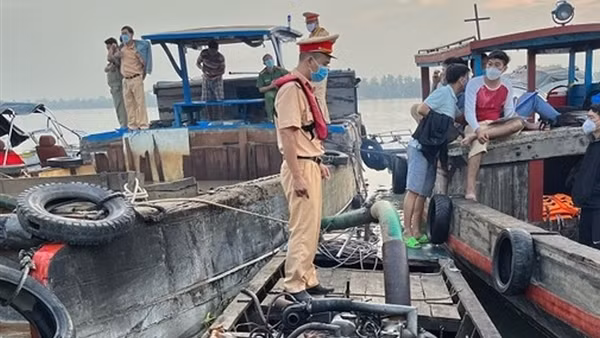 Cảnh sát mật phục bắt "cát tặc" trong đêm mưa ảnh 4