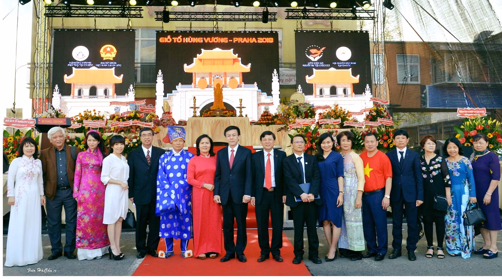 Tổ chức trực tiếp và trực tuyến Ngày Quốc tổ Việt Nam toàn cầu 2022 -0