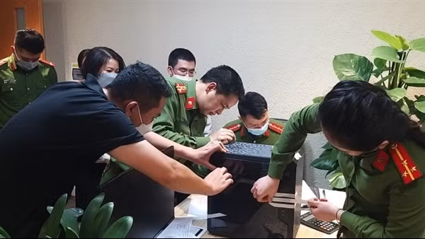 Những hình ảnh "nóng" khám xét trụ sở FLC