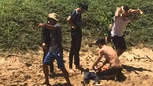 Đi chơi ở bờ hồ, 2 cháu bé bị đuối nước thương tâm ảnh 2