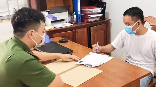 Hai đối tượng truy nã lộ diện&nbsp;sau gần 3 năm lẩn trốn ảnh 2