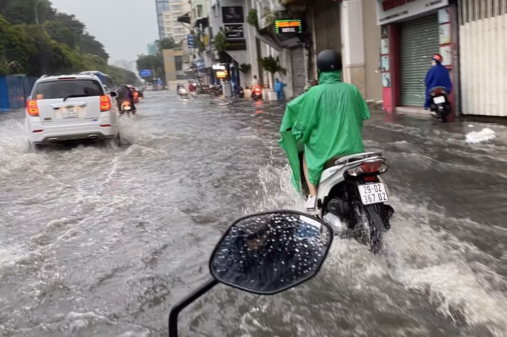 Mưa trắng trời nhiều giờ, hàng chục tuyến đường nước lênh láng như sông -4