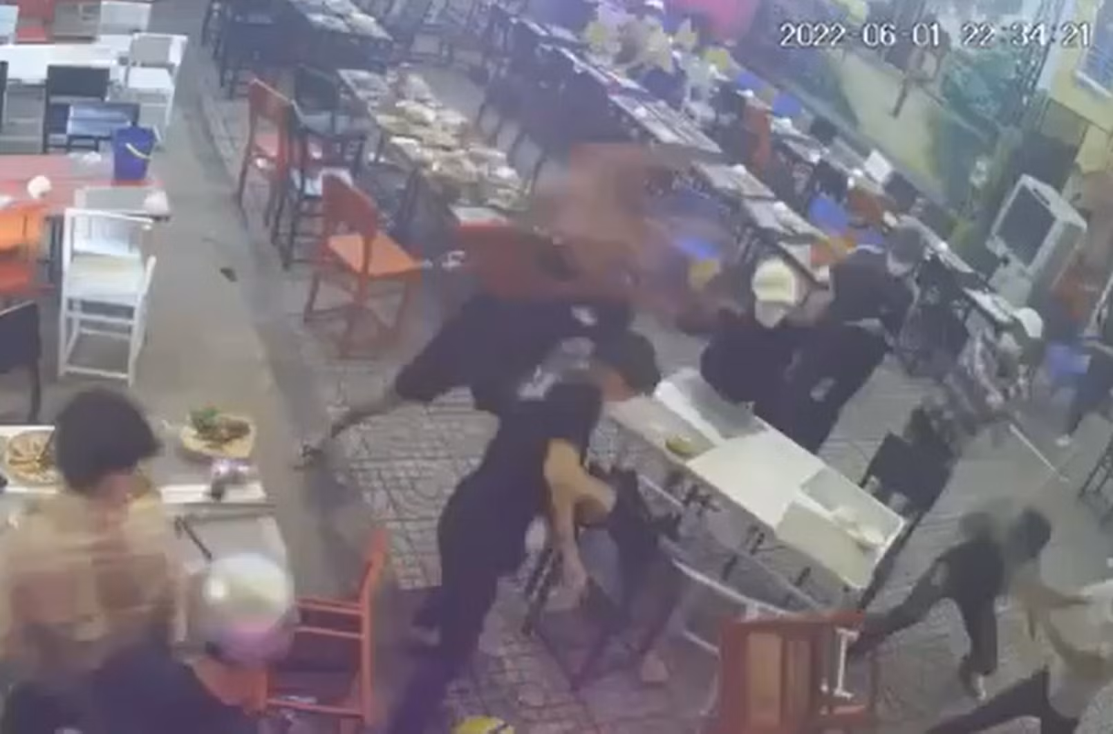 Mâu thuẫn trên sân bóng, kéo hơn 20 người vào quán nhậu chém người -0