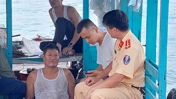 Tạm giam 4 đối tượng dùng tàu gỗ đi thu tiền “bảo kê” trên biển