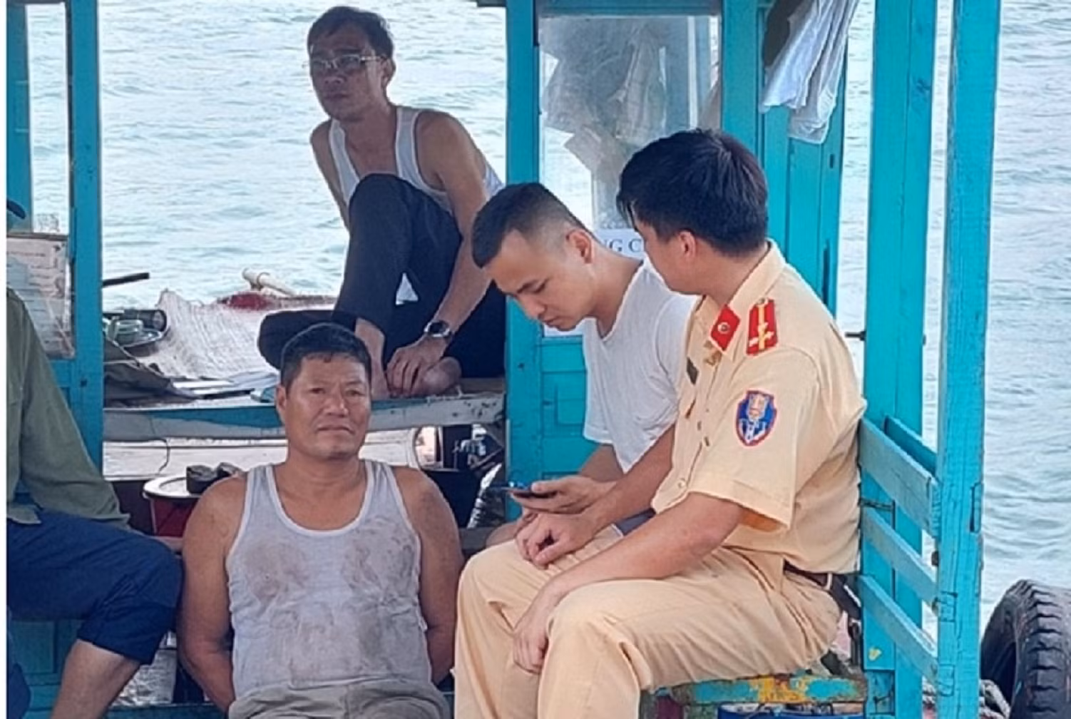 Khởi tố, bắt tạm giam 4 “bảo kê” đường thủy -0