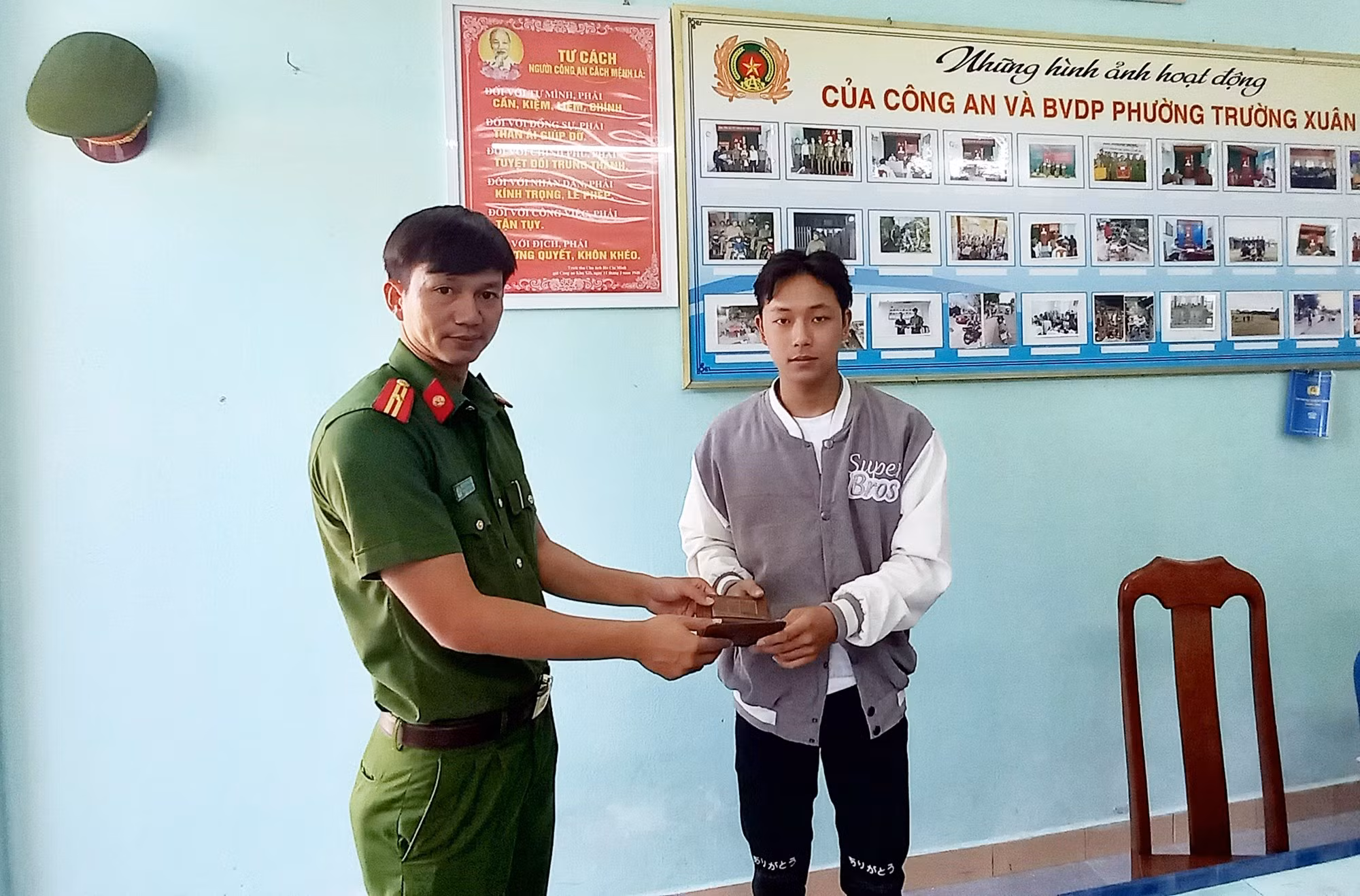 Công an phường trao trả tài sản cho người đánh rơi -0