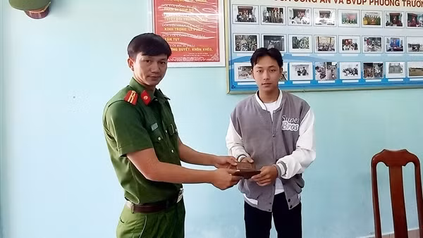 Phó Trưởng Công an xã trả lại tài sản cho người đánh rơi ảnh 2