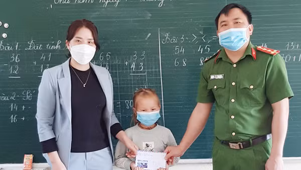 Trưởng Công an xã với bà con Cơ Tu ảnh 2