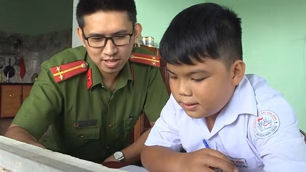 Tuổi trẻ Công an tỉnh Quảng Ngãi hỗ trợ học sinh khó khăn đến trường