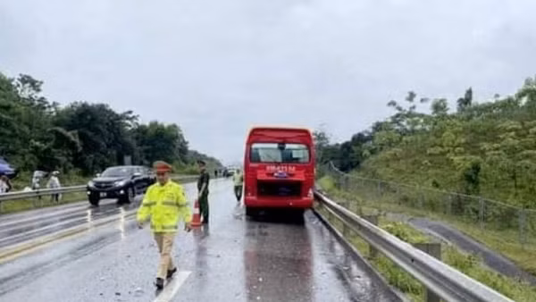 Hai xe khách đấu đầu trên cao tốc Nội Bài - Lào Cai