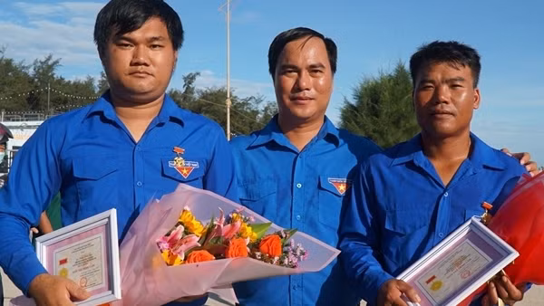 Tặng huy hiệu “Tuổi trẻ dũng cảm” cho 2 thanh niên cứu 6 học sinh trên biển