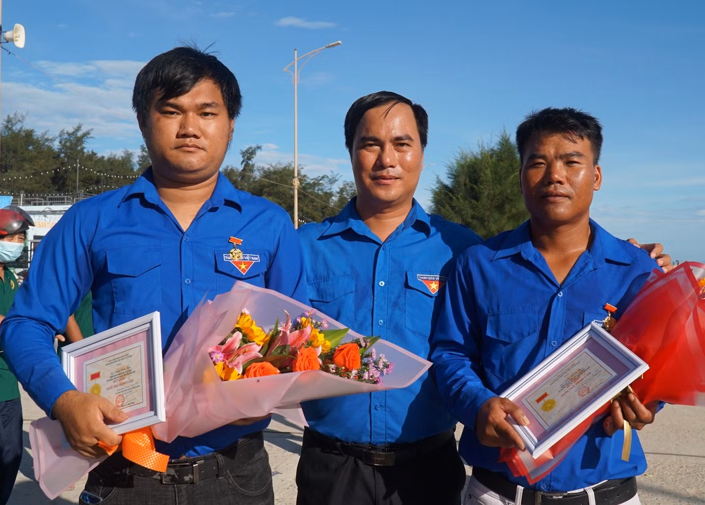 Tặng huy hiệu “Tuổi trẻ dũng cảm” 2 thanh niên cứu 6 học sinh đuối nước -0