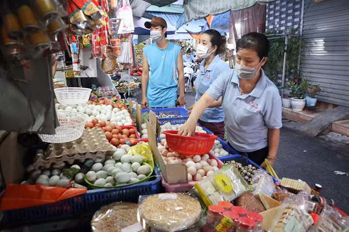 Công nhân thời “bão giá” -0